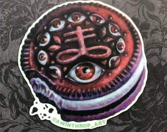 Könnte beinhalten: Ein Aufkleber mit einem roten und violetten Keks mit einem großen Auge und mehreren kleineren Augen, die ein Symbol umgeben. Der Keks ist von einem weißen Rand umgeben und der Text "@AWINTHROP_ART" befindet sich unten.