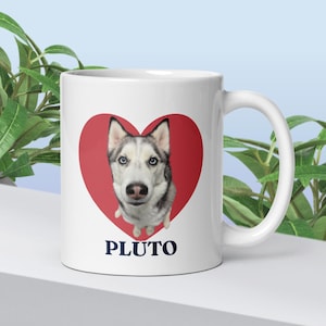 Peut inclure: Mug en céramique blanche avec un Husky sibérien à l'intérieur d'un cœur rouge. Le chien a les yeux bleus et un pelage noir et blanc. Le mot "PLUTO" est imprimé en bleu marine en dessous. Cadeau idéal pour les amoureux des chiens.