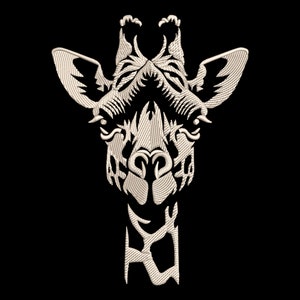 Op de afbeelding: Een geborduurd giraffenhoofd in wit, met een gedetailleerd patroon op de nek en het gezicht.