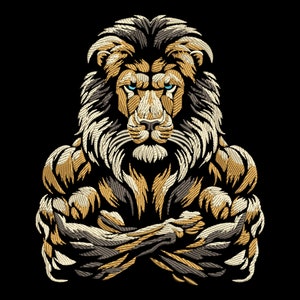 Puede incluir: Un león musculoso con una melena de pelo marrón y blanco, ojos azules y una expresión seria. El león tiene los brazos cruzados y mira directamente al espectador.