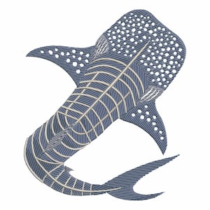 Puede incluir: Ilustración detallada de un tiburón ballena, con un patrón de rayas azules y blancas. El diseño incluye puntos blancos y una red de líneas, creando una apariencia texturizada. El tiburón ballena se representa en una pose dinámica, con sus aletas extendidas.