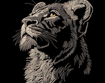 Pode incluir: Retrato bordado de uma leoa em preto e branco. A leoa é retratada em perfil, olhando para cima. O bordado utiliza um trabalho de fio detalhado para realçar a juba, as feições faciais e um olho dourado sobre um fundo preto.