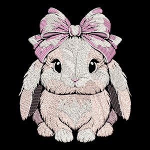 Op de afbeelding: Een geborduurd roze en wit konijn met een roze strik op zijn kop. Het konijn zit met zijn pootjes bij elkaar en kijkt naar de kijker.