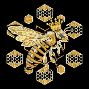 Könnte beinhalten: Gesticktes Design einer Biene mit goldener Krone, umgeben von goldenen Wabenformen, auf schwarzem Hintergrund. Die Biene hat detaillierte Flügel und einen gestreiften Hinterleib. Geeignet für Kleidung oder Heimdekoration.