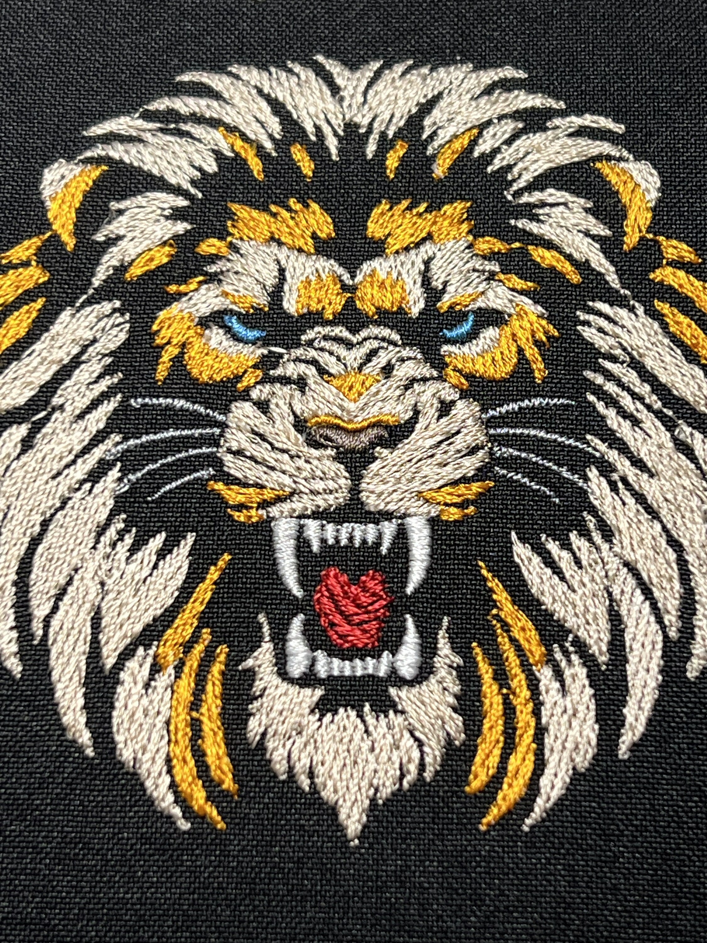 猛々しいライオンの頭の刺繍デザイン - 暗いテキスタイルに吠える