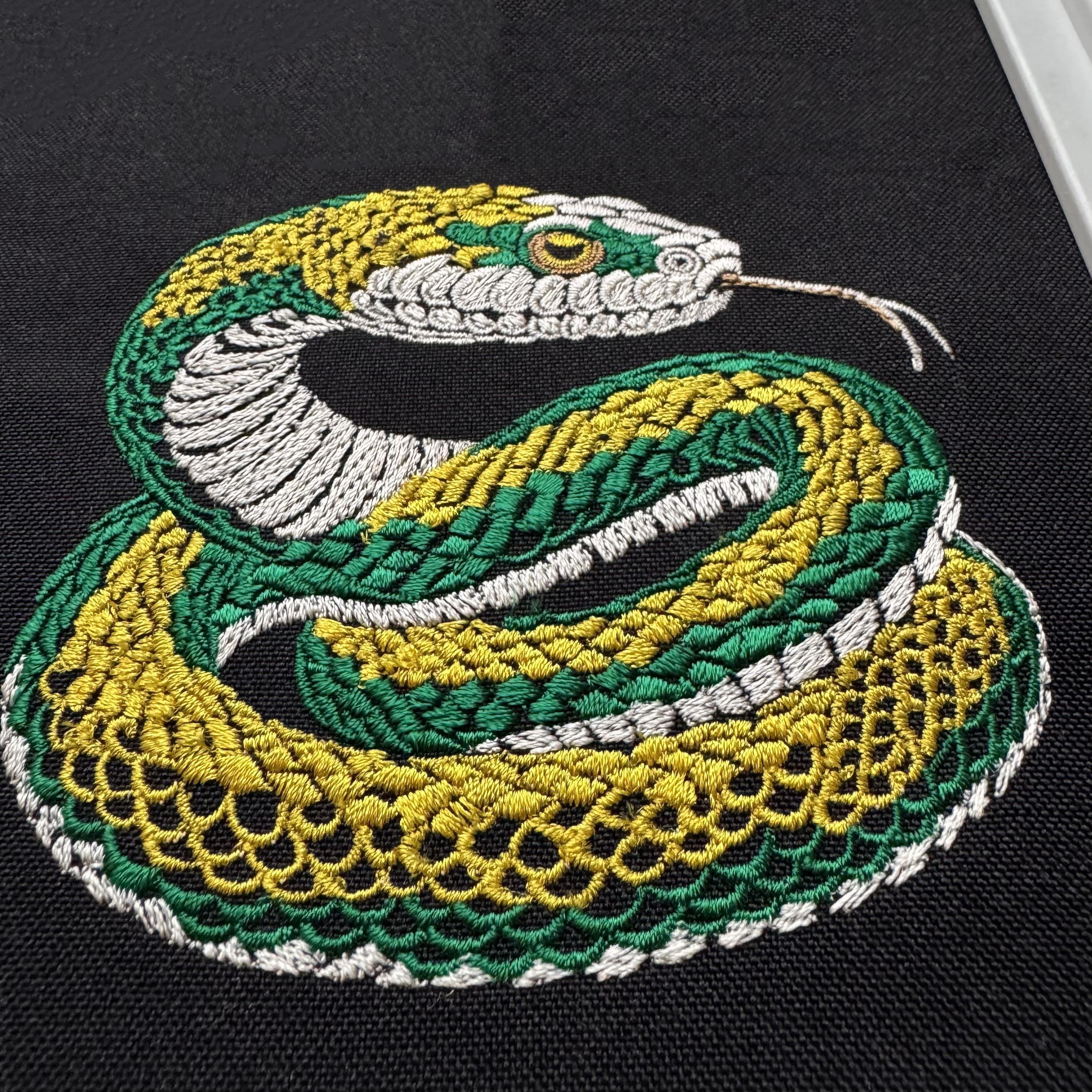 リアルな蛇の刺繍デザイン - 野生生物や自然にインスパイアされた現代 