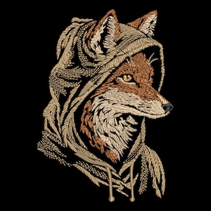 Puede incluir: Imagen bordada de un zorro con capucha, sobre un fondo negro. El zorro está representado en tonos marrones, beige y dorados, con puntadas detalladas que crean textura. El ojo del zorro es de un amarillo brillante.