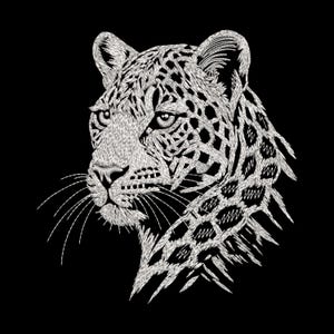 Puede incluir: Una cabeza de leopardo bordada en blanco sobre un fondo negro. El bordado muestra los rasgos faciales del leopardo, sus bigotes y el patrón de manchas en su cuello y hombro. El diseño es intrincado y artístico.