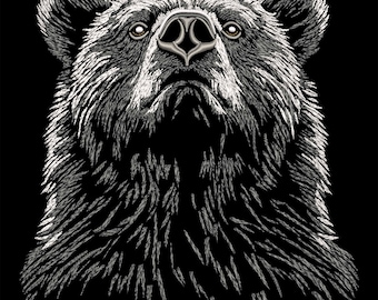 Puede incluir: Una imagen bordada en blanco y negro de la cara de un oso mirando hacia arriba.