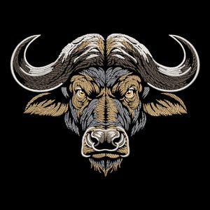 Może przedstawiać: Haftowany obrazek głowy bawoła z dzikim wyrazem twarzy. Rogi bawoła są zakrzywione, a futro jest szczegółowo wykonane brązowymi i beżowymi ściegami.