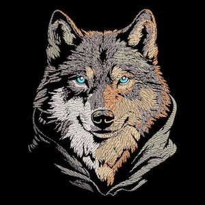Puede incluir: Cabeza de lobo bordada con penetrantes ojos azules, sobre un fondo negro. El pelaje del lobo está detallado con tonos de gris, marrón y beige, creando un efecto texturizado. El diseño captura los rasgos del animal.