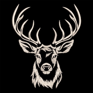 Può includere: Una testa di cervo ricamata in bianco con grandi corna su uno sfondo nero.