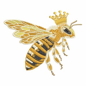 Peut inclure: Image brodée d'une abeille portant une couronne dorée. L'abeille a un abdomen rayé jaune, noir et blanc et des ailes détaillées. Le motif est sur fond blanc.