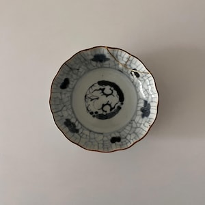 Cuenco de cerámica antiguo Kintsugi reparado Imari-Gold 02