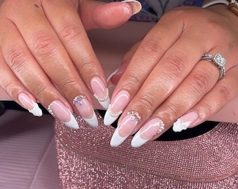 Punta francesa blanca con charms de perlas para presionar en el set