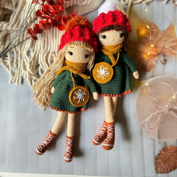 編みの人形 赤い帽子 緑色 ララドールのかぎ針編みパターン：英語の