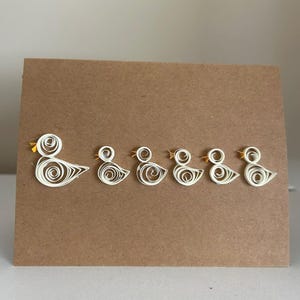 Tarjeta de felicitación hecha a mano con filigrana: Mamá pato y sus crías