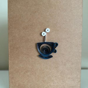 Cartão de felicitações feito à mão com penas - xícara de café aconchegante