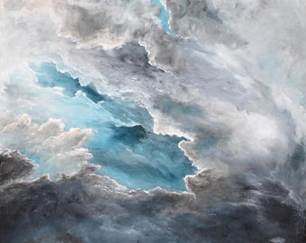 Op de afbeelding: Abstracte schildering van een stormachtige lucht met donkergrijze wolken en een klein stukje blauwe lucht dat erdoorheen glimt. De onderkant van het schilderij toont een donkerblauwe zee met witte golven.