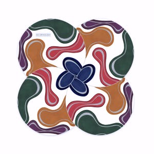 Może przedstawiać: Abstrakcyjny wydruk artystyczny z okrągłym wzorem z nakładającymi się kształtami w odcieniach zieleni, fioletu, czerwieni, pomarańczy i błękitu. Wzór jest wyśrodkowany wokół kształtu czterolistnej koniczyny. Tekst "COLORTHOLOGY" jest widoczny w lewym górnym rogu.