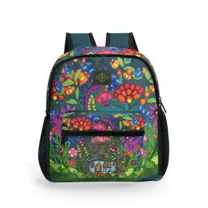 Könnte beinhalten: Ein Rucksack mit einem lebendigen Blumenmuster in Rot-, Orange-, Lila- und Grüntönen. Der Rucksack zeigt eine skurrile Illustration eines Pilzhauses. Er hat eine schwarze Netztasche an der Seite und eine Reißverschlusstasche vorne.