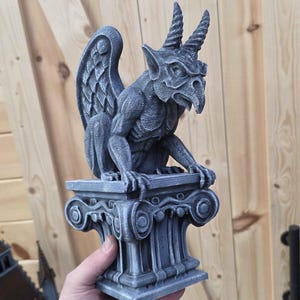Deluxe - Ivans Eagle Gargoyle Posing Statue