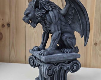 DELUXE - Estátua de Gárgula Aleandrus, Leão, em pose.