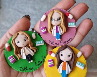 Broche personalizado profesiones médico enfermera profesor farmacéutico peluquero personalizado regalo de dibujos animados en miniatura para enfermera