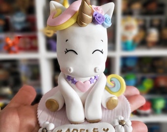 Cake topper licorne pastel arc-en-ciel personnalisable en fimo