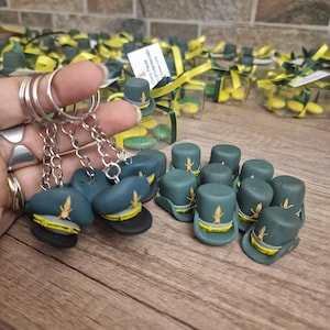 Bomboniera cappello guardia di finanza magnete o portachiavi bomboniera per giuramento o grado maresciallo in fimo personalizzabile