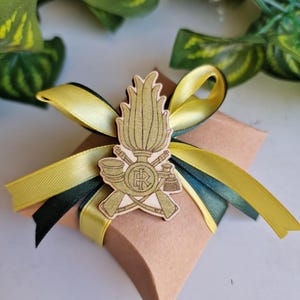 bomboniera fiamma guardia di finanza per giuramento o grado in legno magnete o portachiavi fregio guardia di finanza cappello personalizzato
