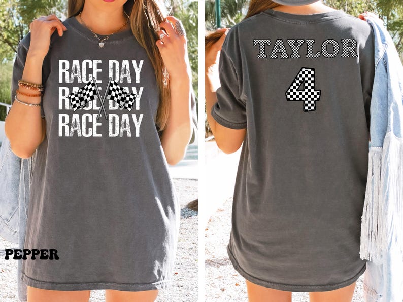 Pu&ograve; includere: Maglietta grigia con il testo "Race Day" e bandiere a scacchi. La parte posteriore della maglietta ha il testo "Taylor 4" in font a scacchi.