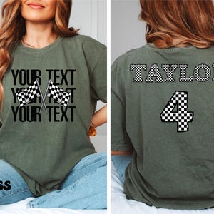 Pu&ograve; includere: Una maglietta verde con un designo a scacchi e il testo "YOUR TEXT" stampato sul davanti. La parte posteriore della maglietta ha il testo "TAYLOR" e il numero "4" in un designo a scacchi.