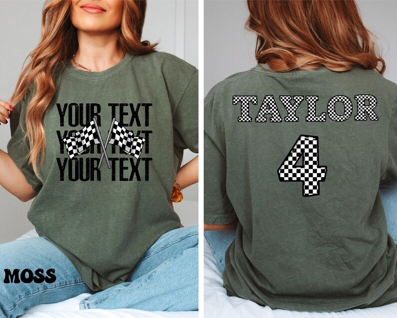 Pu&ograve; includere: Una maglietta verde con un designo a scacchi e il testo "YOUR TEXT" stampato sul davanti. La parte posteriore della maglietta ha il testo "TAYLOR" e il numero "4" in un designo a scacchi.