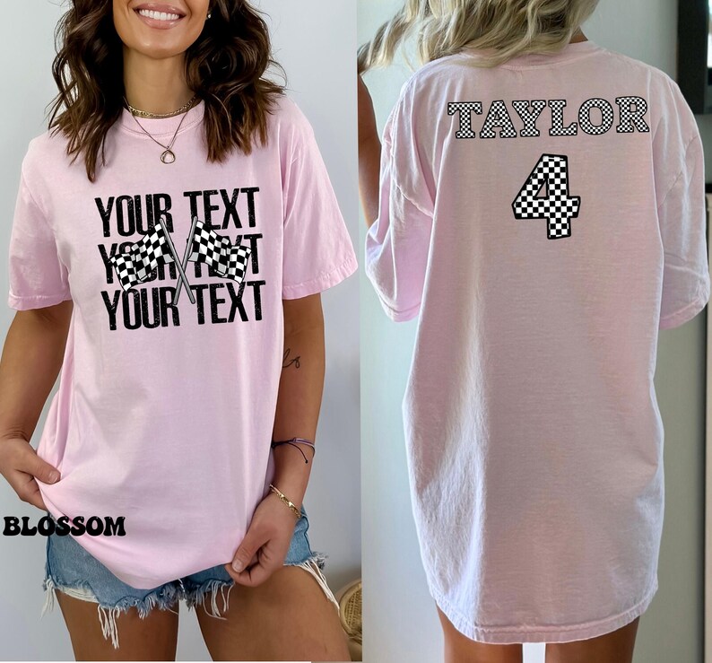 Pu&ograve; includere: Maglietta rosa con un designo a scacchi e il testo "YOUR TEXT" sul davanti. La parte posteriore della maglietta ha il testo "TAYLOR" e il numero "4" in un designo a scacchi.
