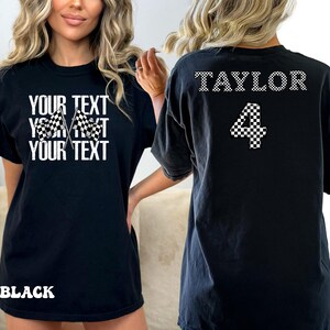 Pu&ograve; includere: Due magliette nere con un designo a scacchi. Una maglietta ha il testo "YOUR TEXT" ripetuto tre volte e l'altra maglietta ha il testo "TAYLOR" e il numero "4" in designo a scacchi.