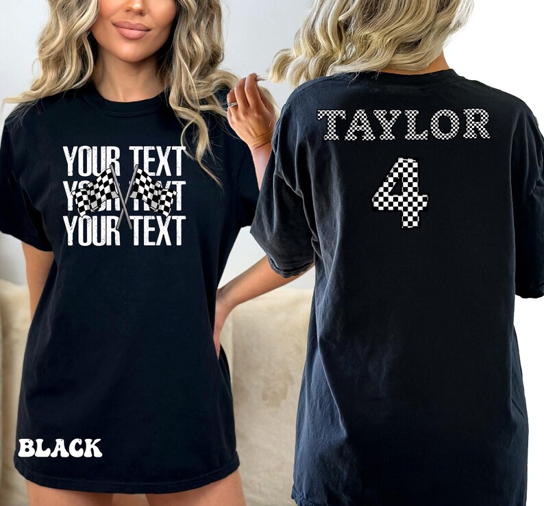 Pu&ograve; includere: Due magliette nere con un designo a scacchi. Una maglietta ha il testo "YOUR TEXT" ripetuto tre volte e l'altra maglietta ha il testo "TAYLOR" e il numero "4" in designo a scacchi.