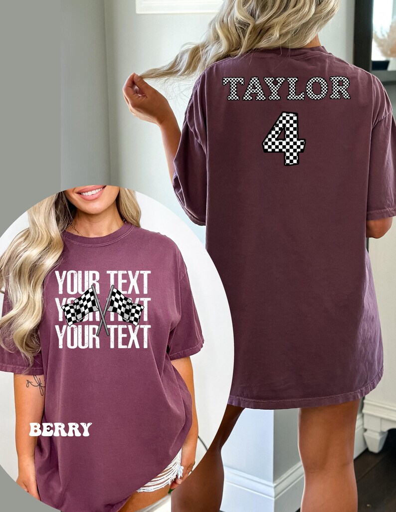 Pu&ograve; includere: Maglietta oversize color borgogna con un design a bandiera a scacchi e il testo "YOUR TEXT YOUR TEXT YOUR TEXT" sul davanti. La parte posteriore della maglietta ha il testo "TAYLOR" e il numero "4" in un design a bandiera a scacchi.