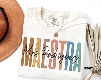 Chemise Maestra personnalisée Comfort Colors®, Chemise professeur d'espagnol, Nom personnalisé Maestra, Cadeaux pour professeur de latina, Chemise professeur bilingue