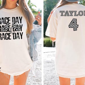 Pu&ograve; includere: Una maglietta bianca con la scritta "RACE DAY" stampata tre volte sul davanti. Il testo &egrave; in nero e ha un design a bandiera a scacchi. La parte posteriore della maglietta ha il nome "TAYLOR" e il numero "4" stampati in nero con un design a bandiera a scacchi.