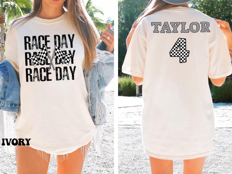 Pu&ograve; includere: Una maglietta bianca con la scritta "RACE DAY" stampata tre volte sul davanti. Il testo &egrave; in nero e ha un design a bandiera a scacchi. La parte posteriore della maglietta ha il nome "TAYLOR" e il numero "4" stampati in nero con un design a bandiera a scacchi.