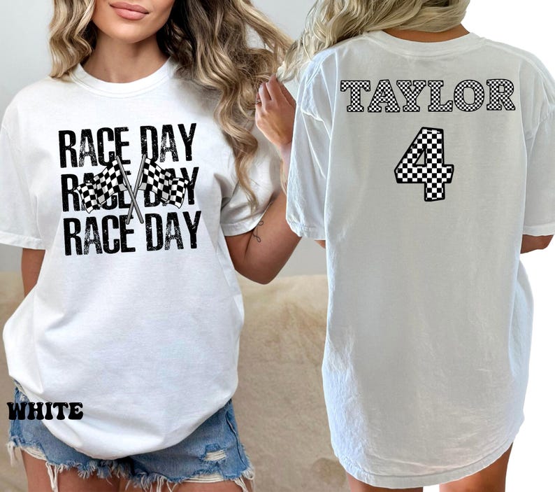 Pu&ograve; includere: Maglietta bianca con il testo "RACE DAY" ripetuto tre volte e una grafica di bandiera a scacchi. La parte posteriore della maglietta ha il testo "TAYLOR" e il numero "4" in uno schema a scacchi.