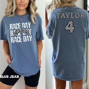 Pu&ograve; includere: Una maglietta blu con la scritta "Race Day" e un design a bandiera a scacchi. La parte posteriore della maglietta ha la scritta "Taylor" e il numero "4" in un design a bandiera a scacchi.