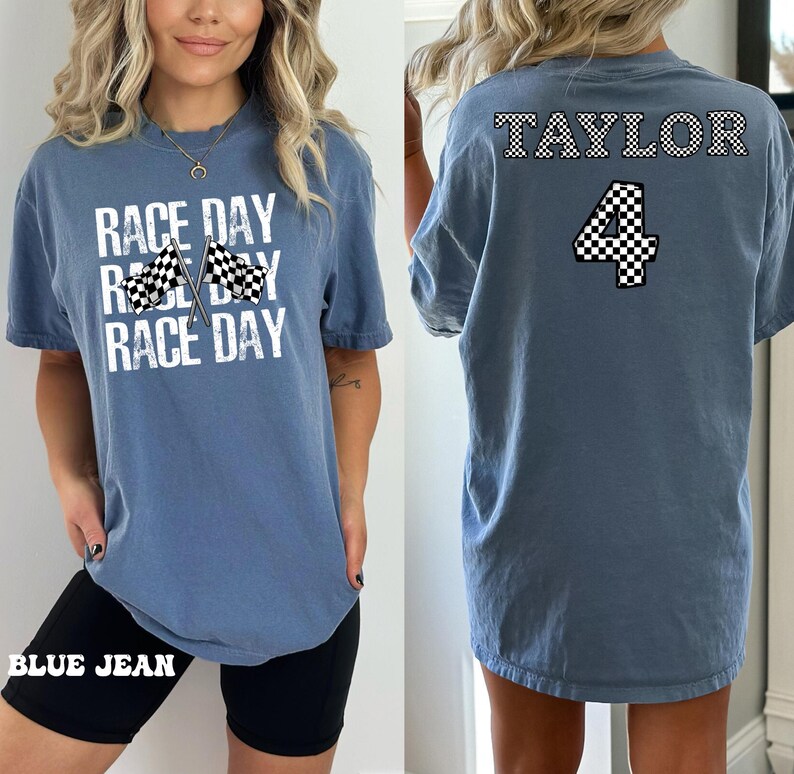 Pu&ograve; includere: Una maglietta blu con la scritta "Race Day" e un design a bandiera a scacchi. La parte posteriore della maglietta ha la scritta "Taylor" e il numero "4" in un design a bandiera a scacchi.