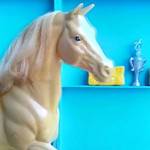 Tan Horse for 12in doll with hay & trophy