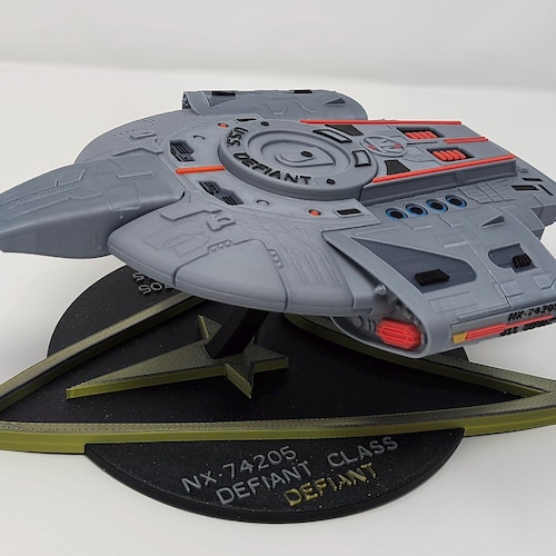 スタンドティー　特③ Star Trek Deep Space Nine USS Defiant W/ Display Stand - 3D