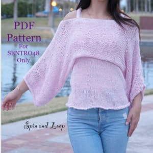 以下が含まれることがあります： ゆったりとしたシルエットで、少し丈が短くなったピンクのニットセーター。セーターは、広めのネックラインと長袖です。画像には「PDF Pattern For SENTRO48 Only」というテキストが表示されています。「Spin and Loop」というテキストも画像に表示されています。
