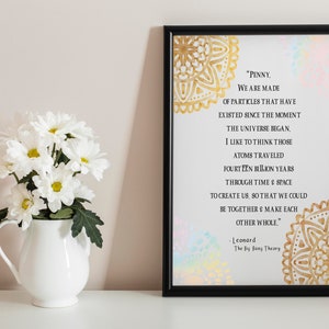 Puede incluir: Una impresión enmarcada con un diseño de mandala dorado y una cita del programa de televisión "The Big Bang Theory" de Leonard. La cita dice: "Penny. Estamos hechos de partículas que han existido desde el momento en que el universo comenzó. Me gusta pensar que esos átomos viajaron catorce mil millones de años a través del tiempo y el espacio para crearnos, para que pudiéramos estar juntos y hacernos completos."