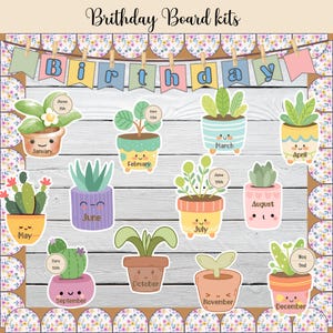 Puede incluir: Un kit de tablero de cumpleaños decorativo con plantas en macetas ilustradas, cada una etiquetada con un mes. La pancarta en la parte superior deletrea "Birthday". El tablero incluye nombres y fechas, con un borde floral.