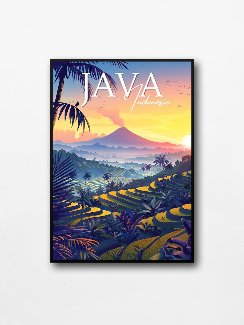 Pu&ograve; includere: Un'illustrazione colorata di una catena montuosa con risaie in primo piano. Il testo "JAVA Indonesia" &egrave; in alto nell'immagine.